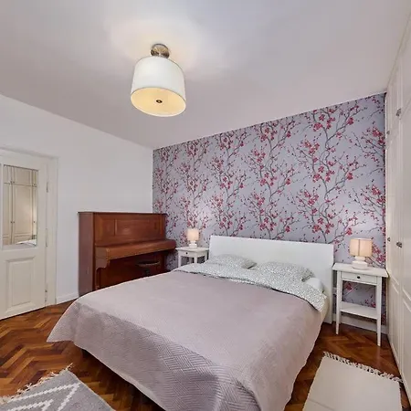 Old - Courtyard Apartment