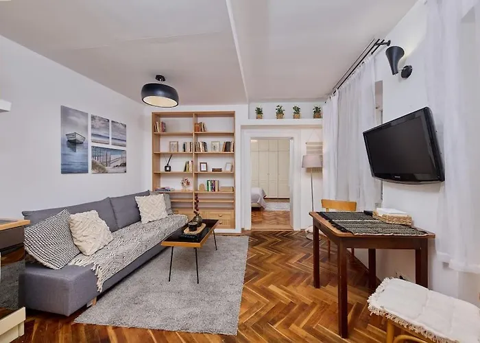 Old - Courtyard Apartment *