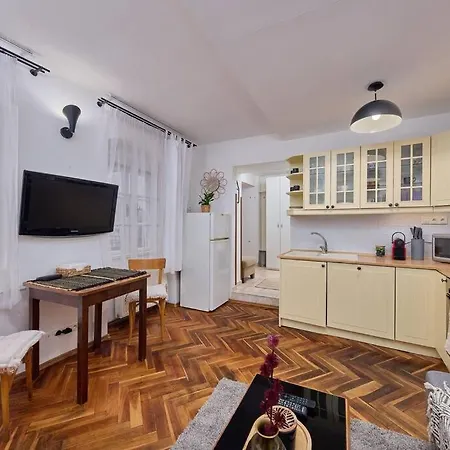 Old - Courtyard Apartmán